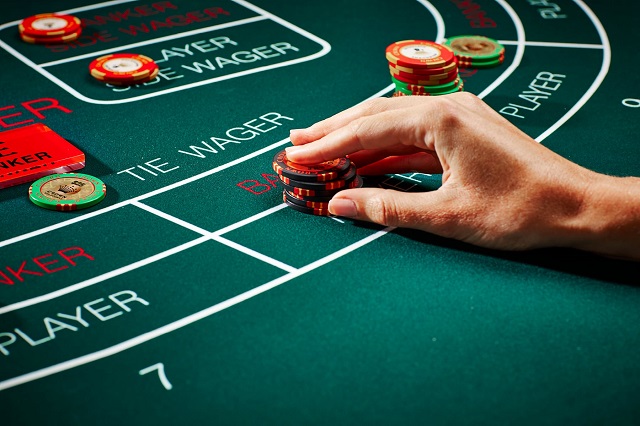 Học cách gấp thếp khi chơi Baccarat